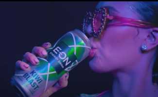 Инстасамка – Попстар смотрет клип